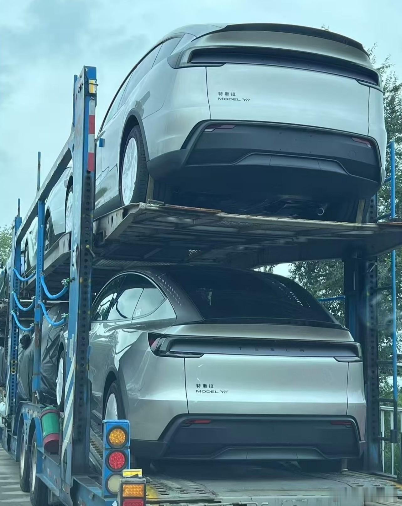 无伪装Model Y L实车被拍到正运往全国门店！特斯拉这次真的把车“抻长”了，