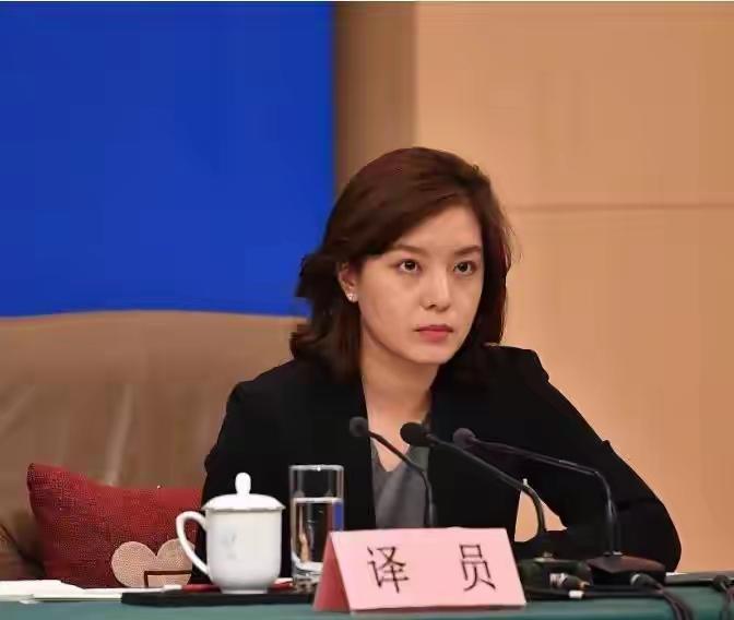 外交女神张京，以惊艳颜值为壳，以硬核实力为核。面对中美对话中16分钟的极限施压，