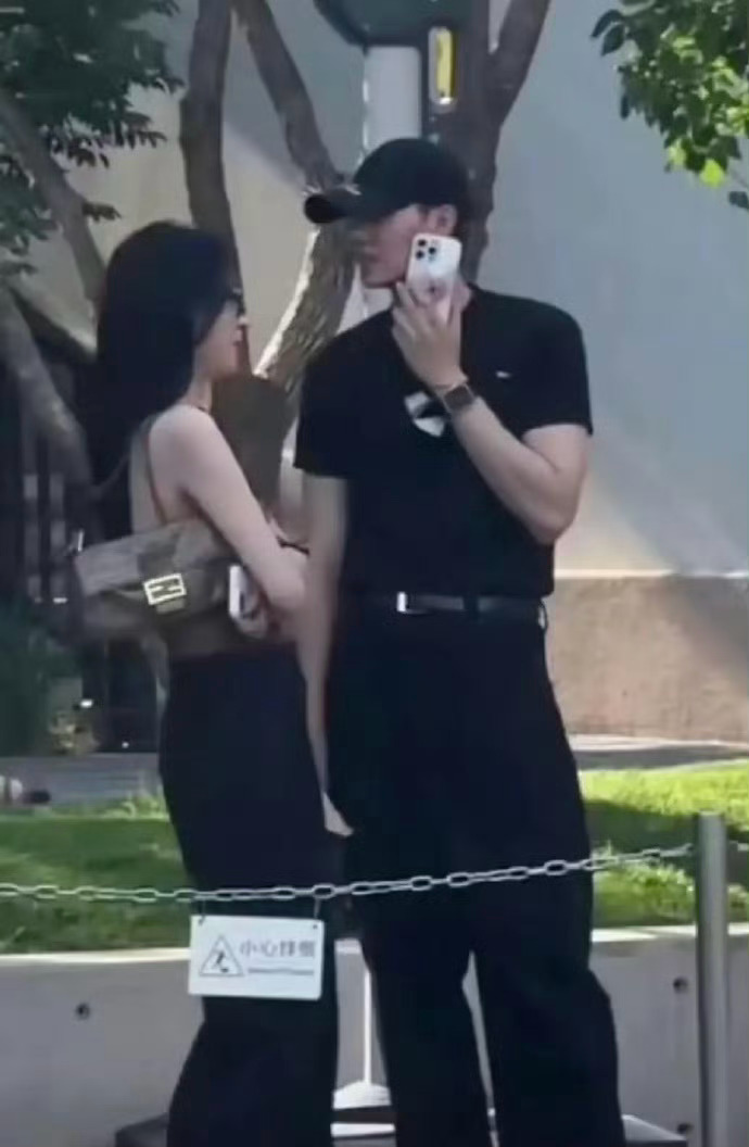 孙怡离婚后的眼光蹭蹭往上涨，这看起来像是个大帅哥 ​​​