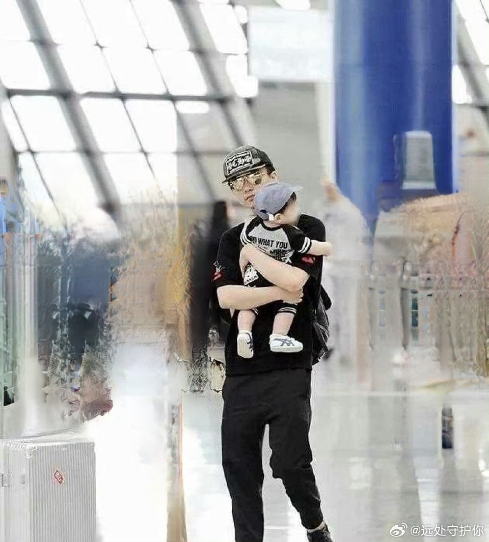 只有经常抱孩子的才会懂，这个抱娃姿势有多专业，对孩子呵护的有多好，孩子有多舒服，