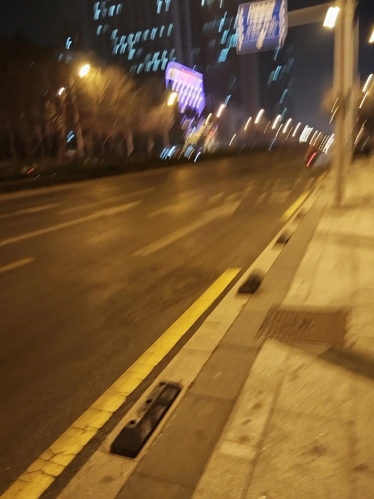 青岛的山东路昨晚出现了奇怪的景象～没有车。
青岛人或者在青岛生活过的，都知道山东