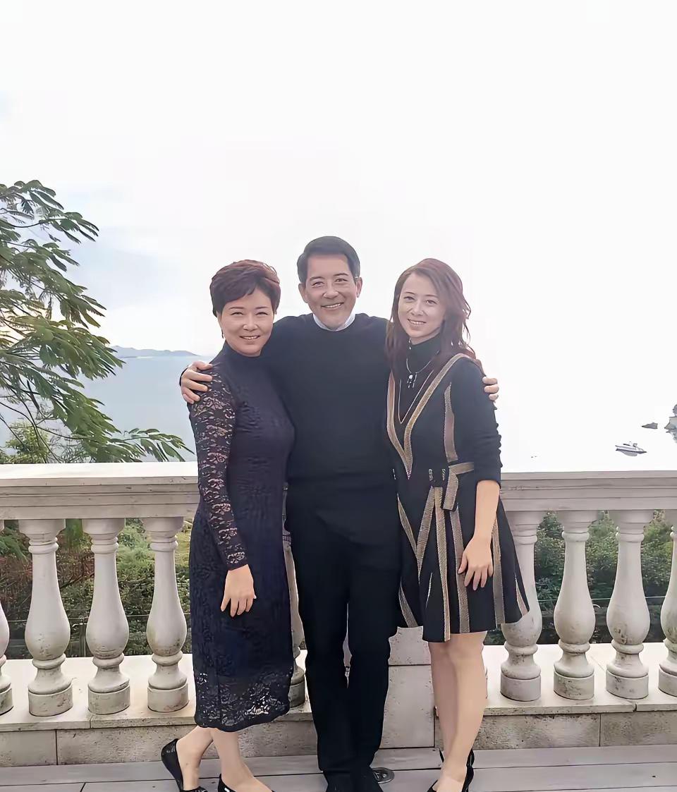 香港三位最火的大明星。我敢打赌！90%的年轻人都不认识这些老演员，谁要是能认出他