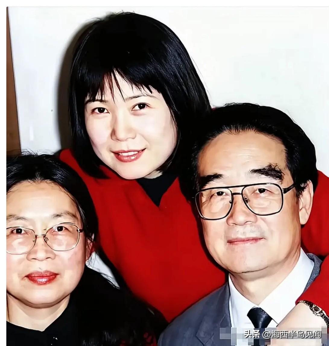 90年代，李敏与丈夫孔令华及女儿孔东梅的一张十分珍贵的合影。孔东梅微笑慈祥的面容
