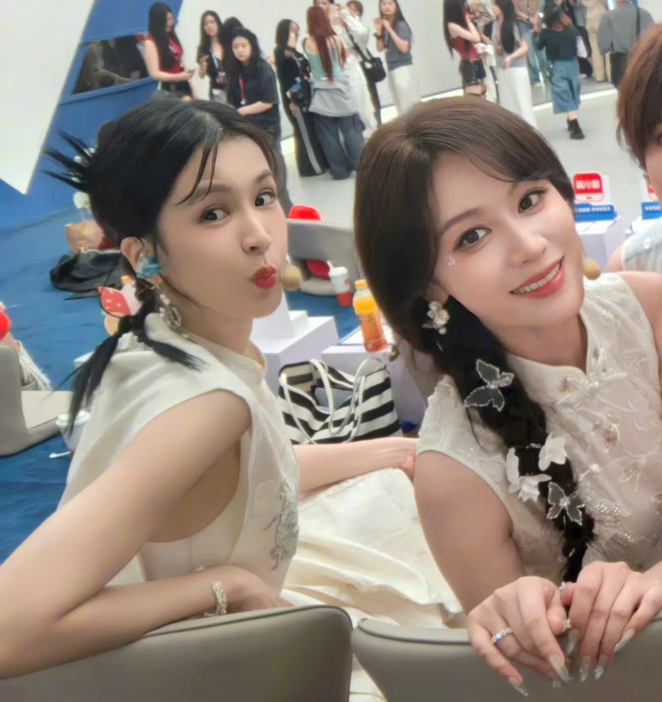 般配。依旧妈咪和小姨😚😚 