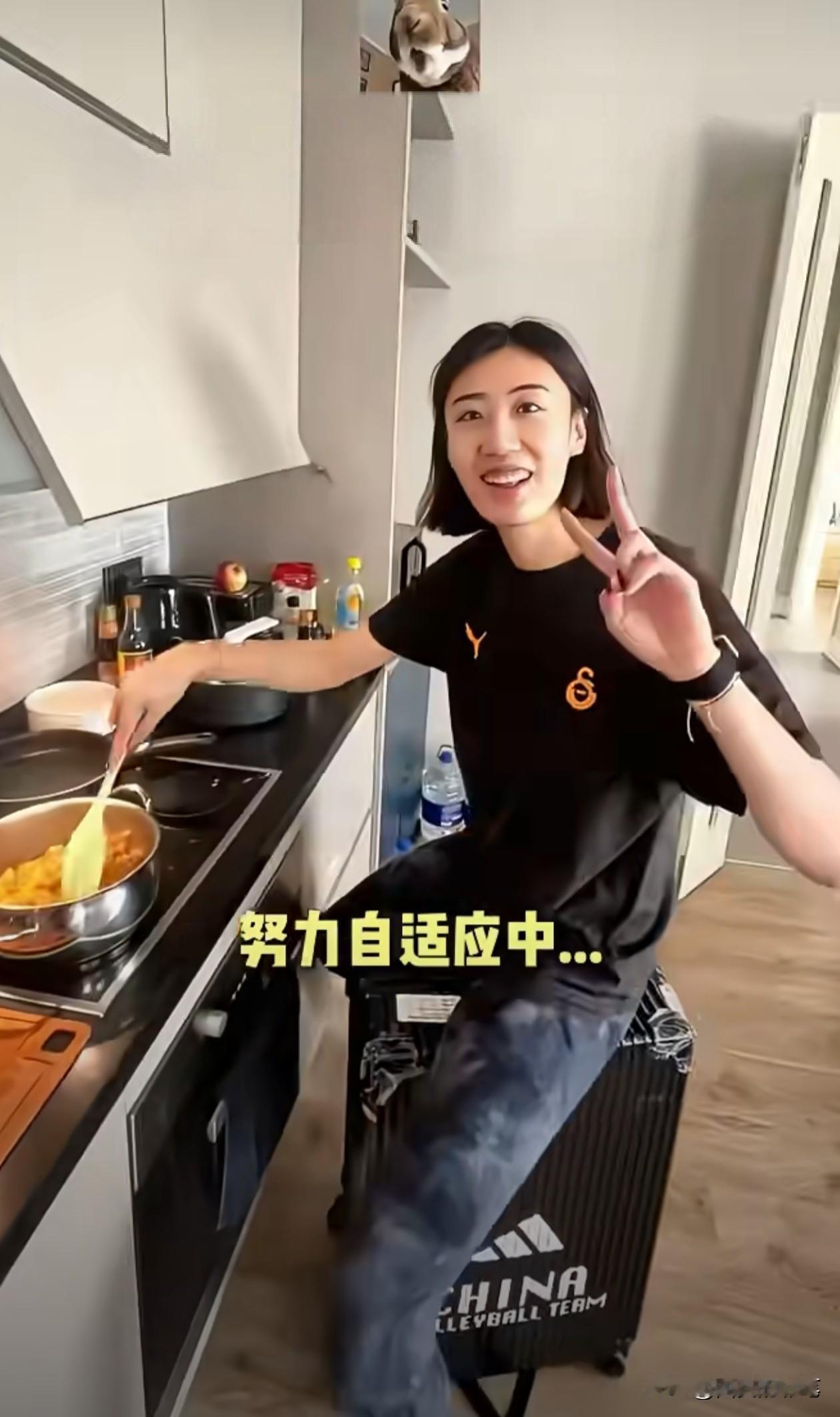 有车有房，王媛媛在土耳其的生活，挺滋润[呲牙]
下班，王媛媛开上“小白马”回家，