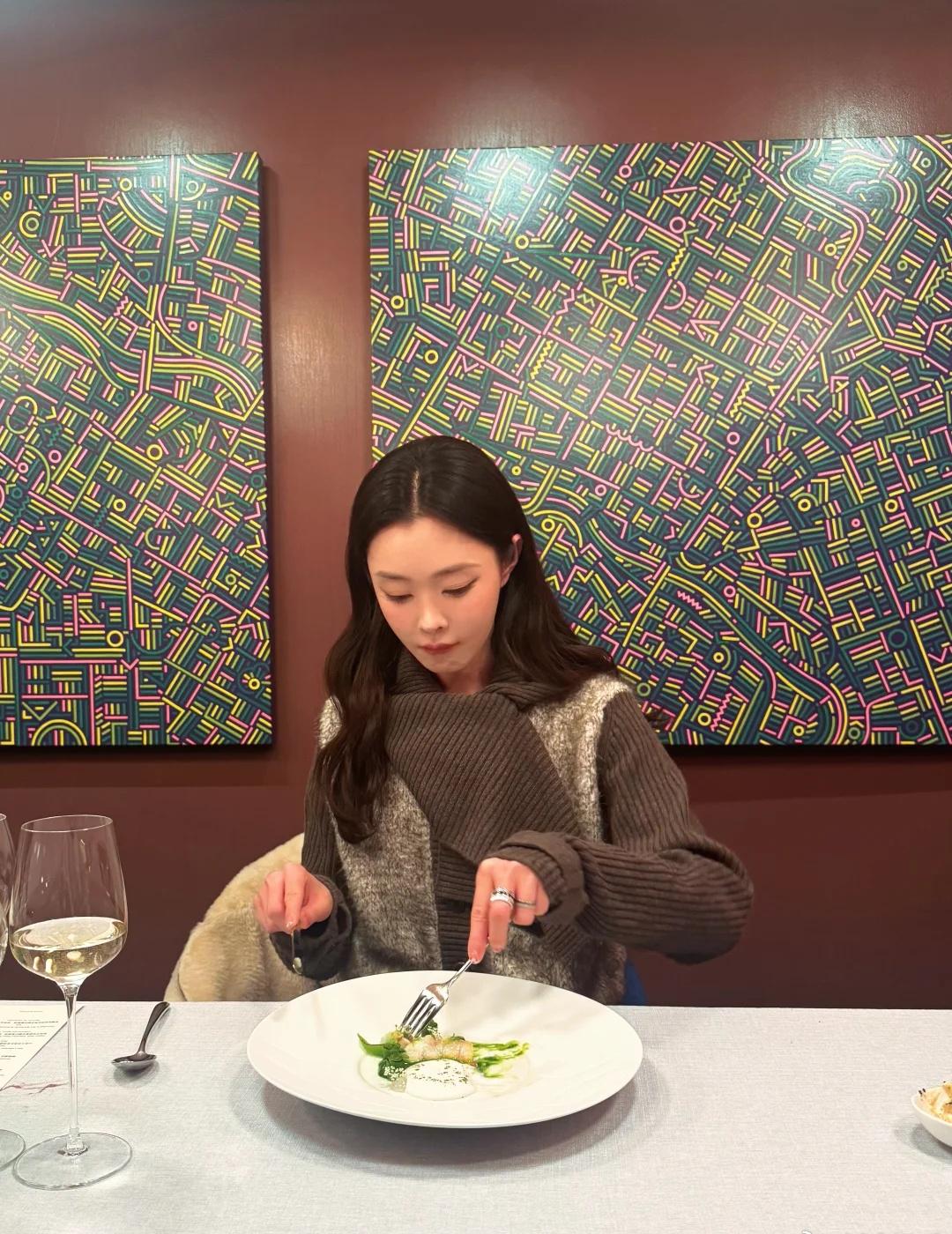 有网友发现宋轶近日晒出照片中的餐厅，与白敬亭5月20日晒出的餐厅是同款，引发热议