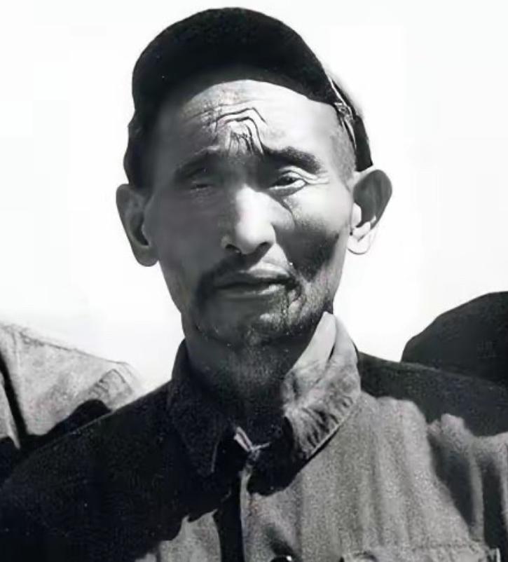 他用一条破船救下七千多红军；他隐姓埋名17年靠打零工糊口；他让开国元帅牵挂半生。