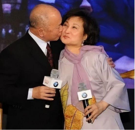 2012 年，著名导演吴宇森确诊淋巴癌中期，变卖了北京的房产去美国治病。没想到 