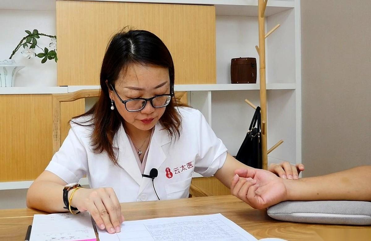 你那耳朵里是不是跟打雷一样？轰隆隆的，吵得人脑仁疼，脾气也跟着一点就着。
嘴里发