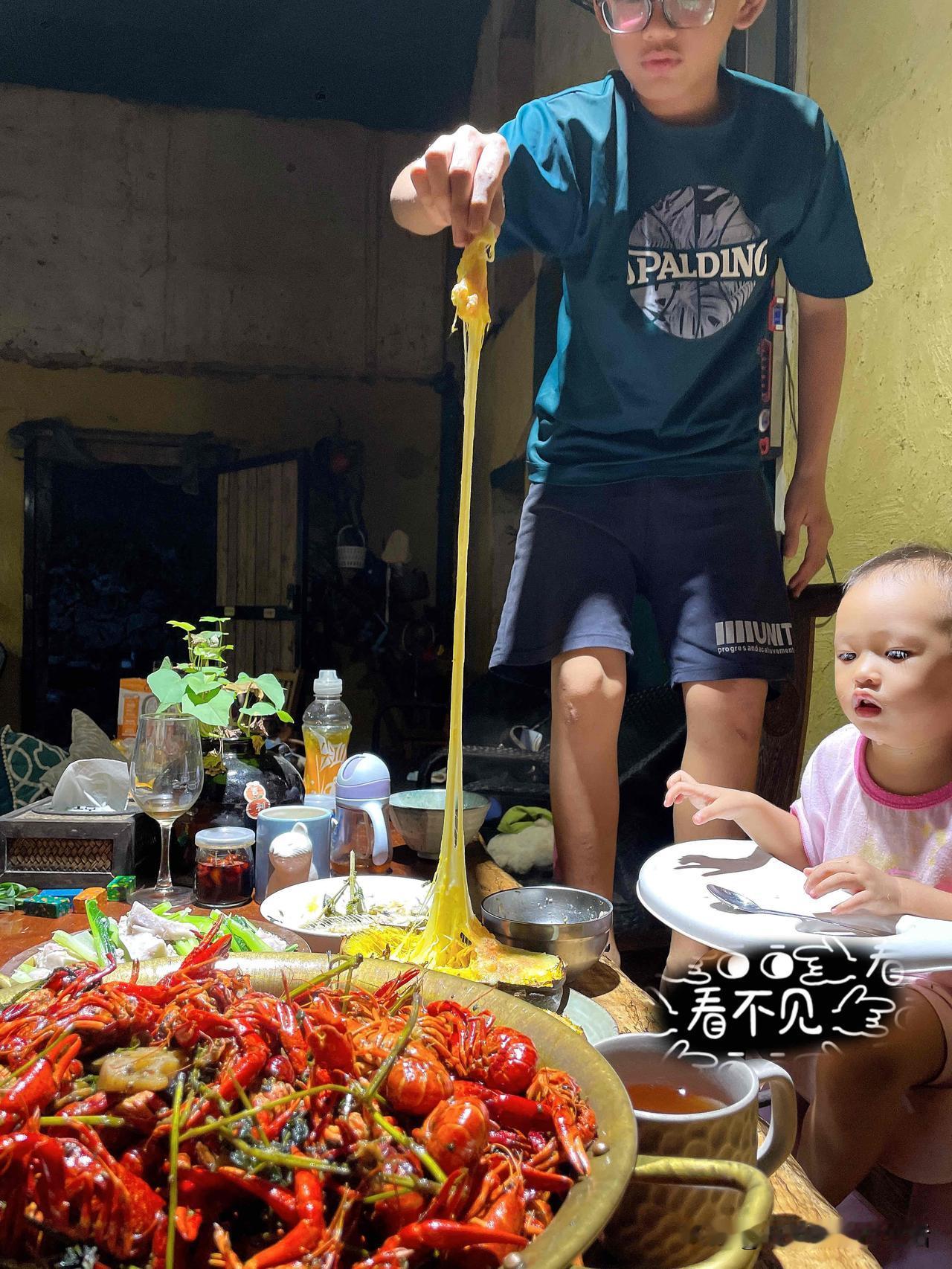 秋天和野生小龙虾简直是绝配！麻辣鲜香的小龙虾，再配上冰啤酒，这小日子别提多美了。