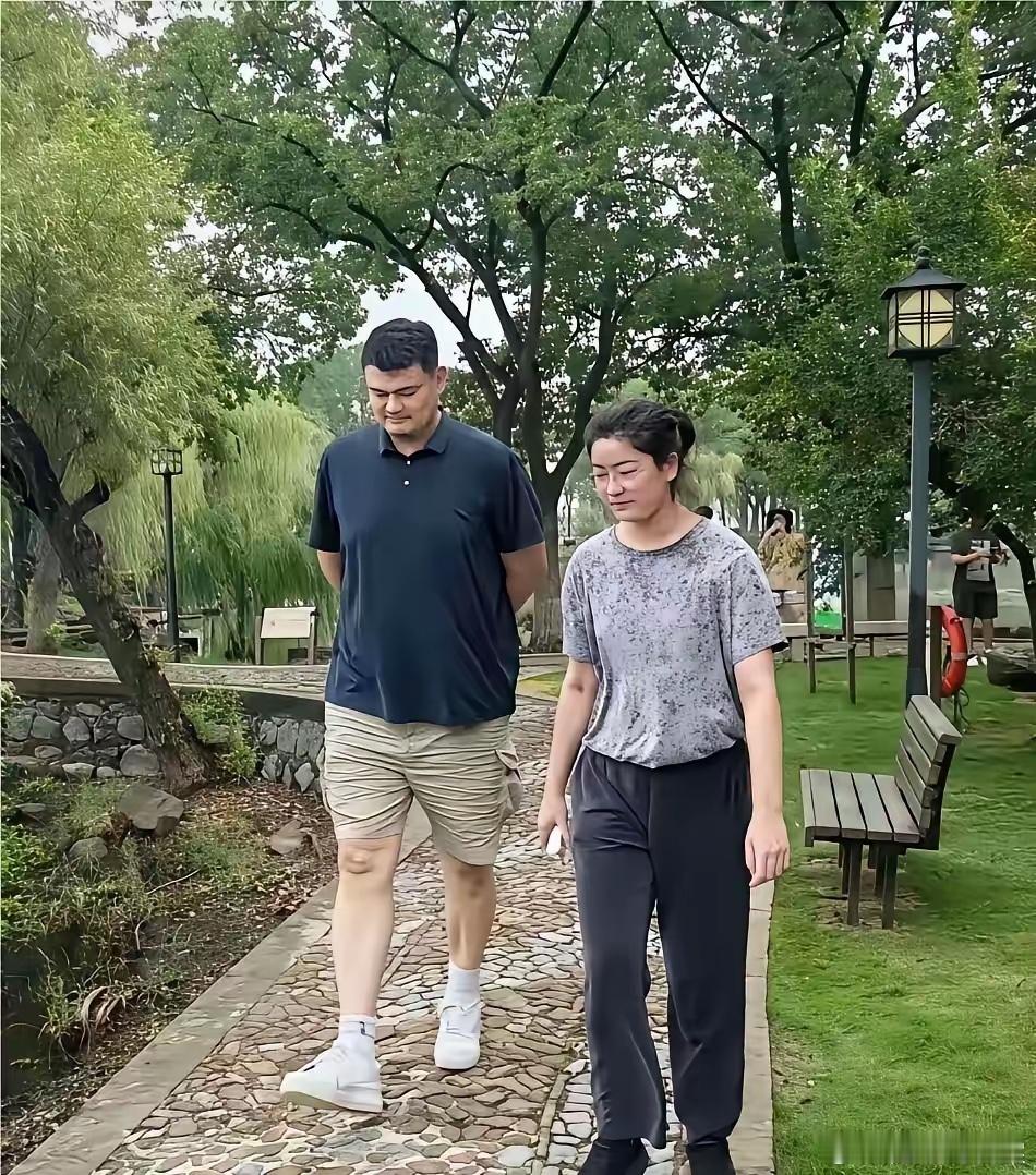 姚明女儿16岁逼近2米，这基因太绝了！在爸爸面前像小孩，站人群中妥妥的巨人。不过
