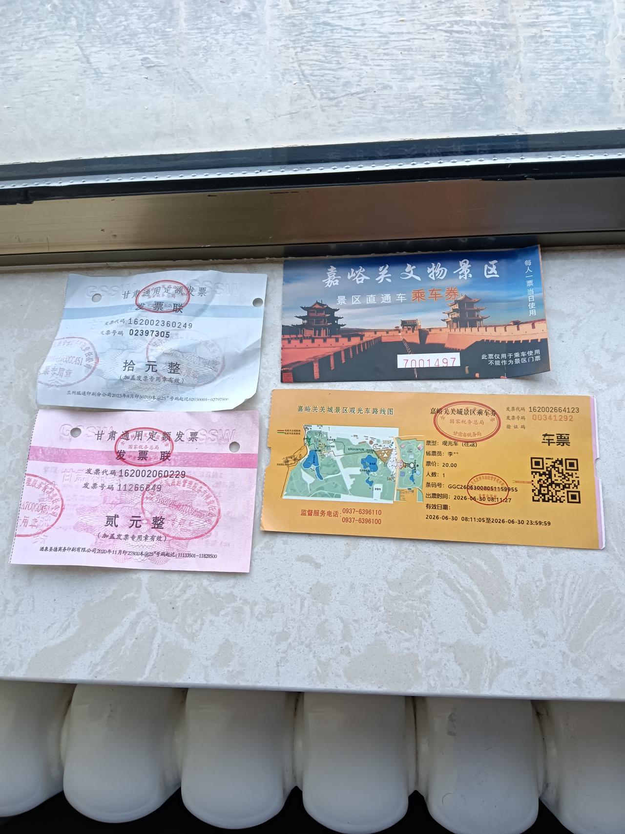 嘉峪关登城楼看长城需要多少钱？
三个长城景区捆绑110元，买一送2
三个景区专线