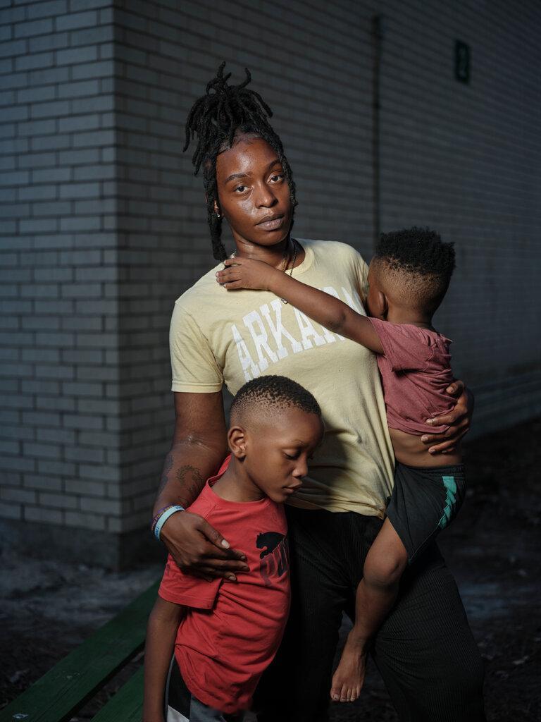 NYT：那些走投无路的美国穷人摘录：三分之二的美国人认为食物和日常生活用品的价格
