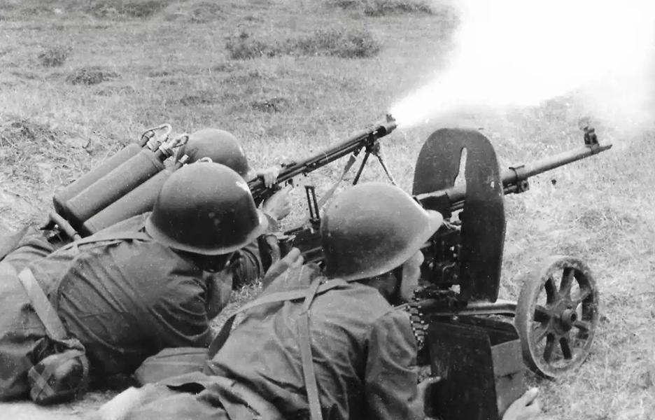 国产74式轻型火焰喷射器——该型火焰喷射器可靠耐用，火力猛烈，不过最大的不足是油
