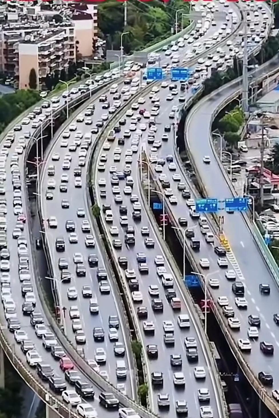 🔥除夕前夜！昆明石虎关立交车流如灯河，满是回家的温暖
   除夕前夜，昆明石虎