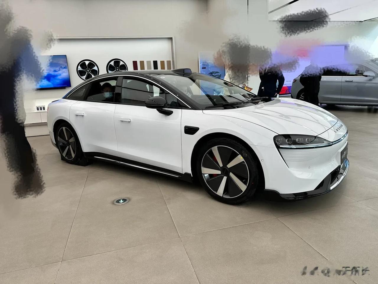 智界S7，副驾仪表台确实能放点东西。
打开上面的储物箱之后，放下遮阳板，女士能化
