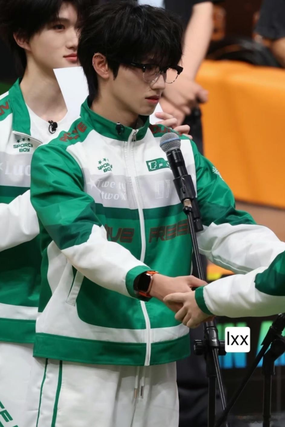 朱志鑫哭了TF运动会 退票好像是朱志鑫和王橹杰玩不心动挑战，然后橹穆批就不高兴了