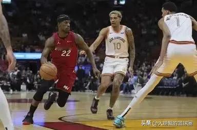 近日，NBA分析网列出了休赛期一笔篮网热火4换1的方案，帮助球队得到超级球星巴特
