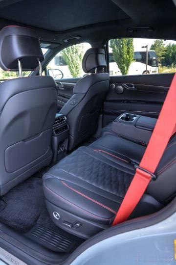 🚘捷尼赛思GV80最标志性的设计是它前后呼应的双线灯组，无论是在白天还是夜晚，