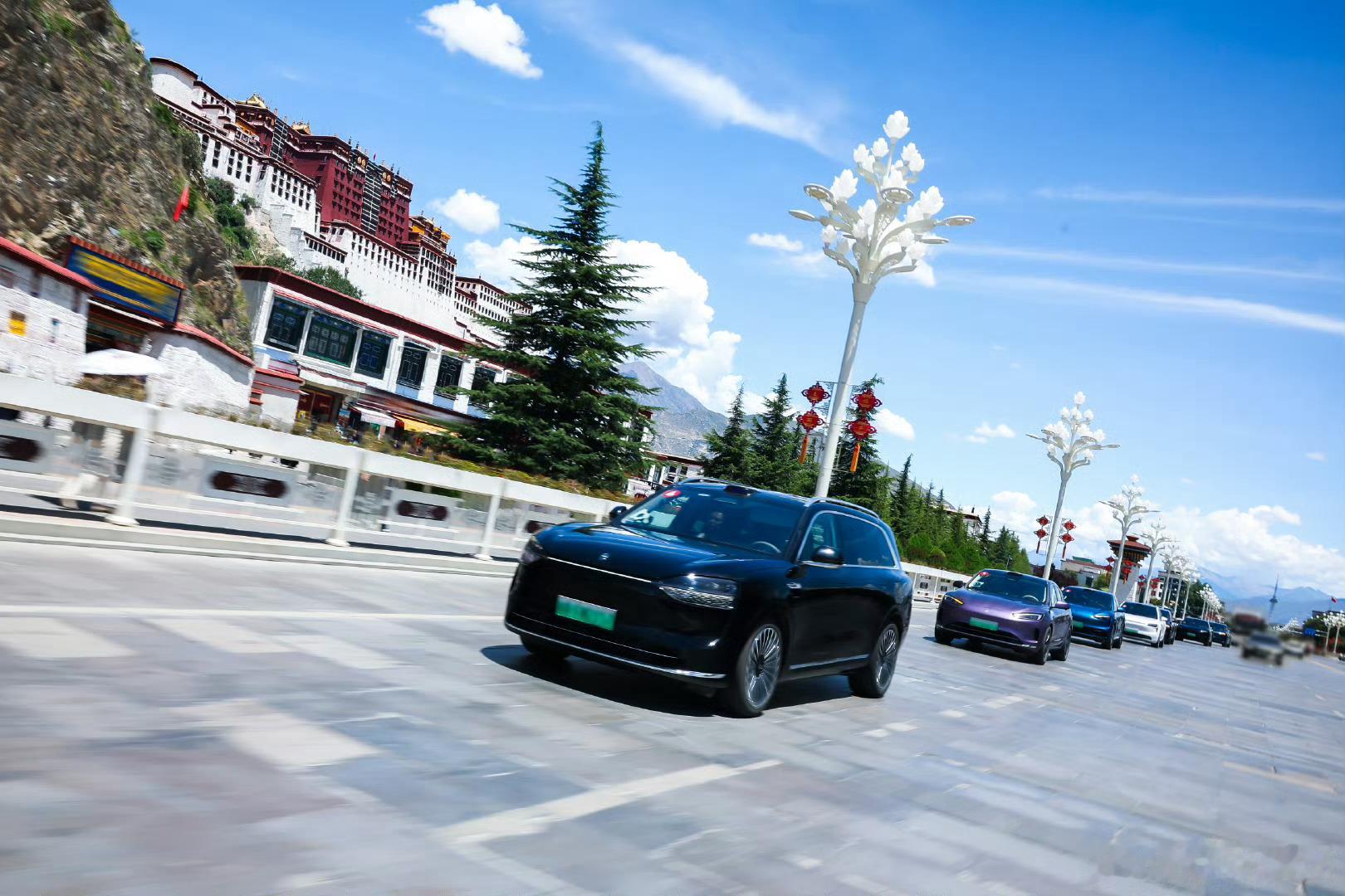 赛力斯集团创始人张兴海带队全程参与全系车型横跨中国测试行业率先使用在售量产车型进
