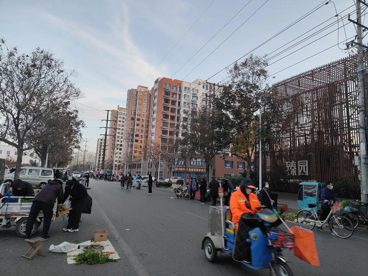 今天早上在邢台市车站南路拍下的衣物，一清晨在这条路上已经是熙熙攘攘了，在路边我们