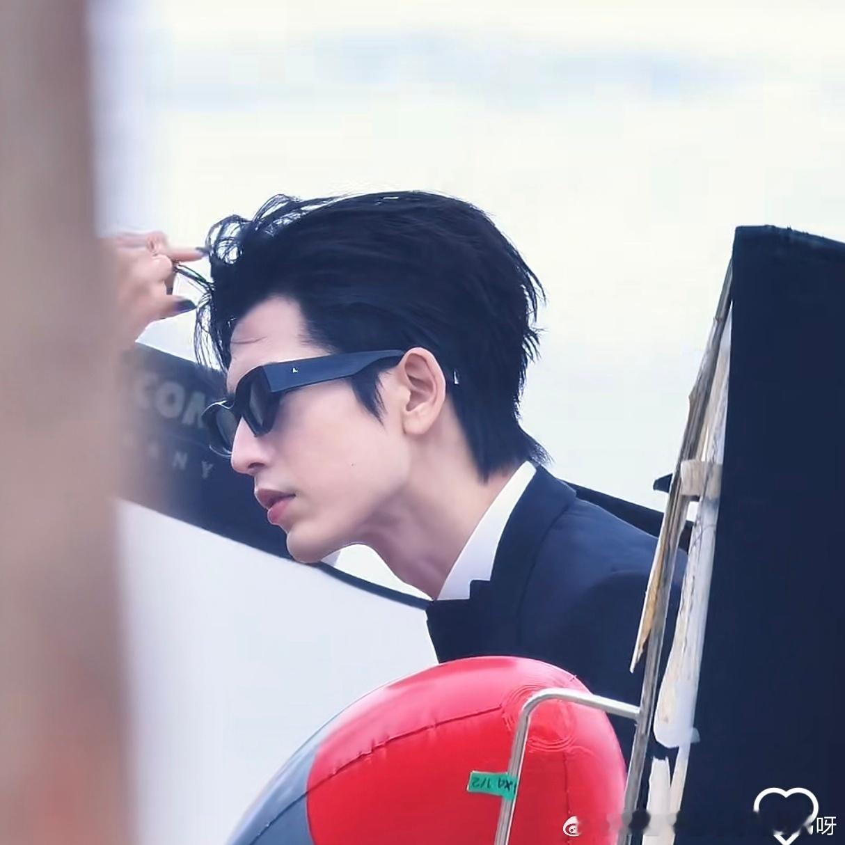 张凌赫ELLE背头造型 张凌赫 ELLE 背头造型太惊艳！完美融合成熟与少年感，