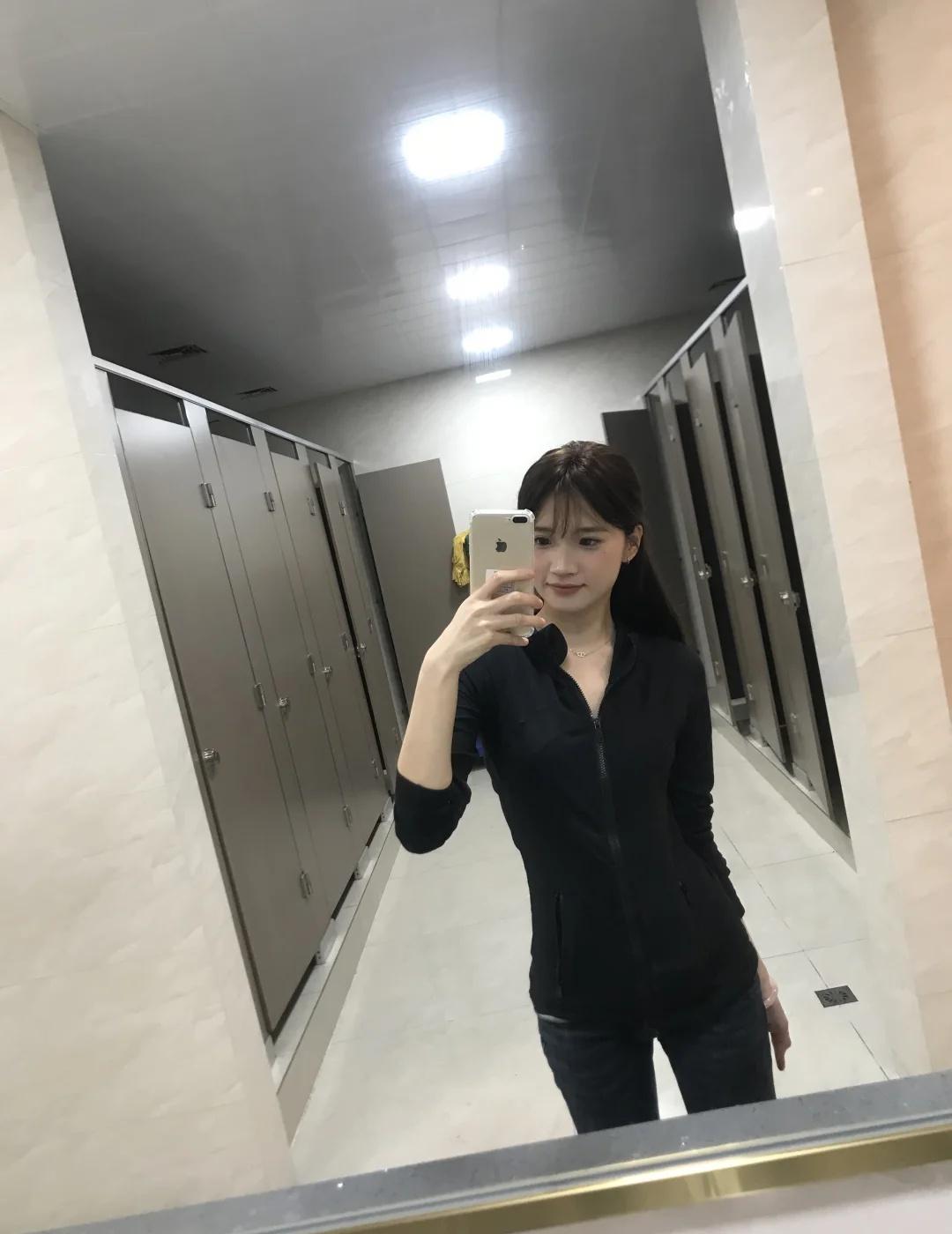 对镜拍
没有一点健身痕迹 对镜拍