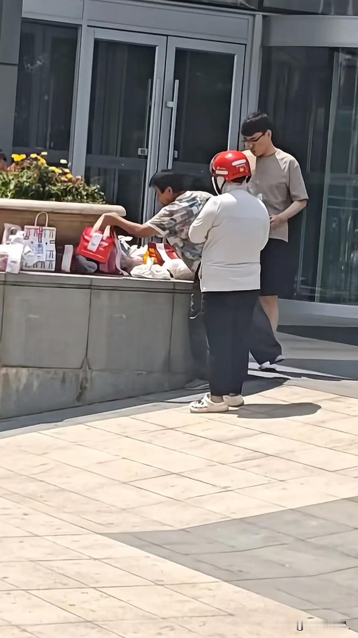 为什么都觉得是老太太蹲点偷别人外卖，而不是老太太在拿自己外卖，难道老人就不能点外