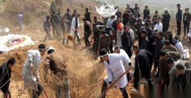 很多人以为，土葬是给逝者最后的体面，能留个全尸。
但他们不知道，棺材盖上的那一刻