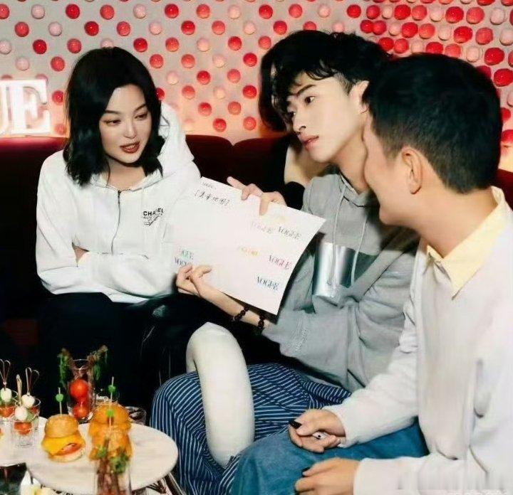 辛芷蕾梓渝同框辛芷蕾这两天热搜住下了？刚和杨幂杨紫热聊，转头又和顶流梓渝同框…这