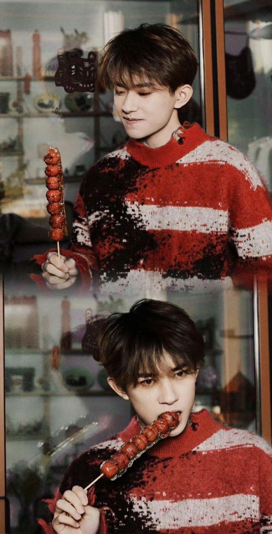 从青涩少年到实力偶像，红毛衣一直陪伴着千玺成长，每一次穿红毛衣亮相都有不同的韵味