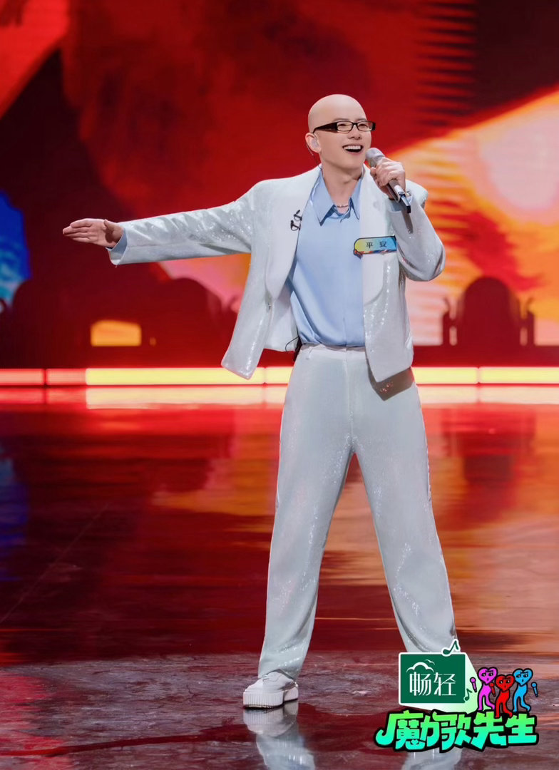 杨润泽平安像粘贴复制来的 笑死了，杨润泽和平安同框堪称连连看现场。两个人站一起，