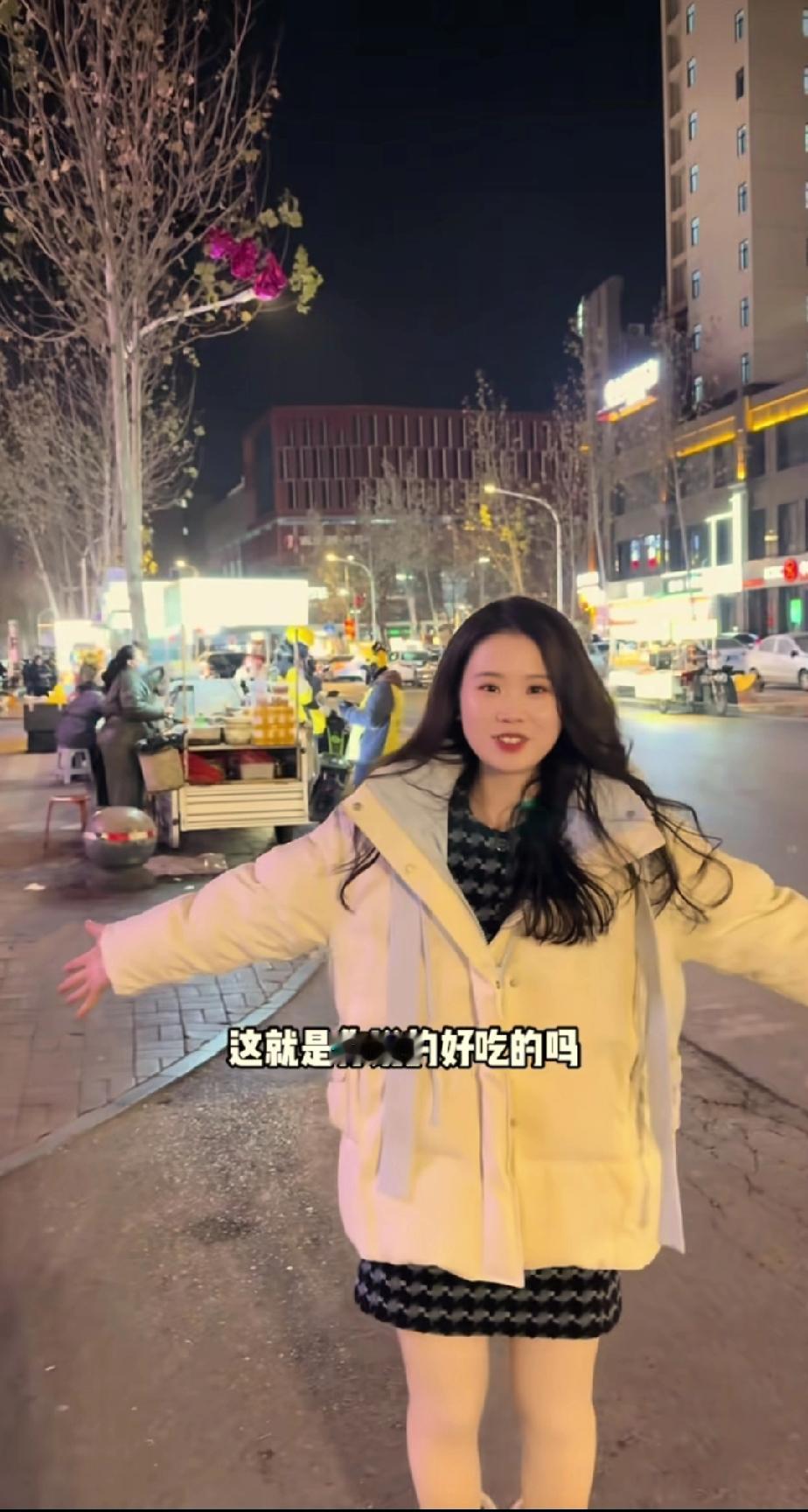 王正正下班后跟解清帅一起品尝街边美食，这对新婚夫妻真的很拼命，上班是搭档，下班是