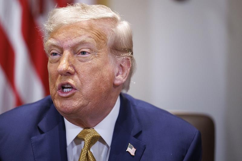 美国总统也得赔钱！
性侵案赔款刚划走，
8千万诽谤案再悬顶，
特朗普官司比国债棘