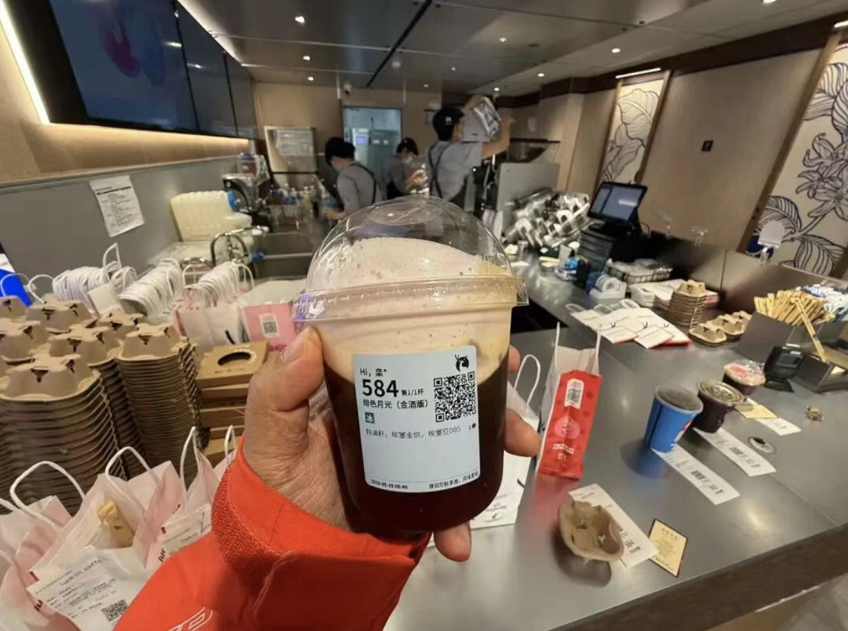 【瑞幸卖酒，瑞幸试水饮料酒】5月18日，瑞幸咖啡宣布在全国门店推出两款年度特调饮