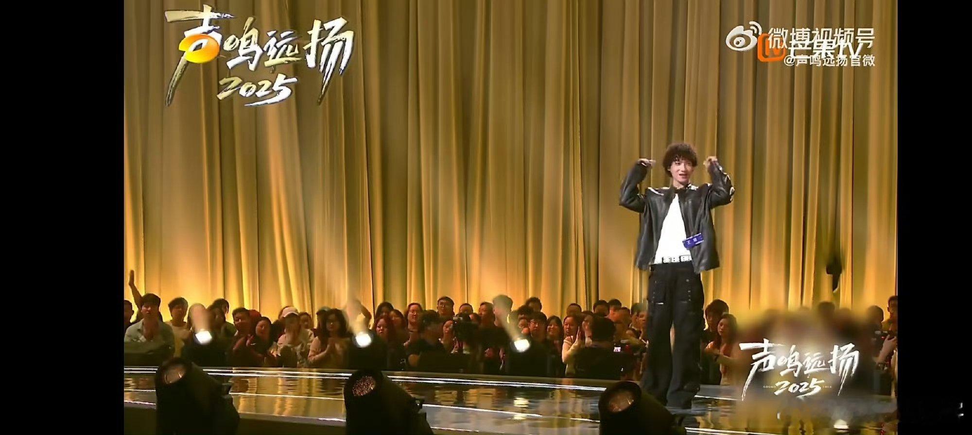 蔡国庆到哪儿都不忘吉祥的光 选手晋级的瞬间，蔡老师秒切换“吉祥模式”，抬手就是“