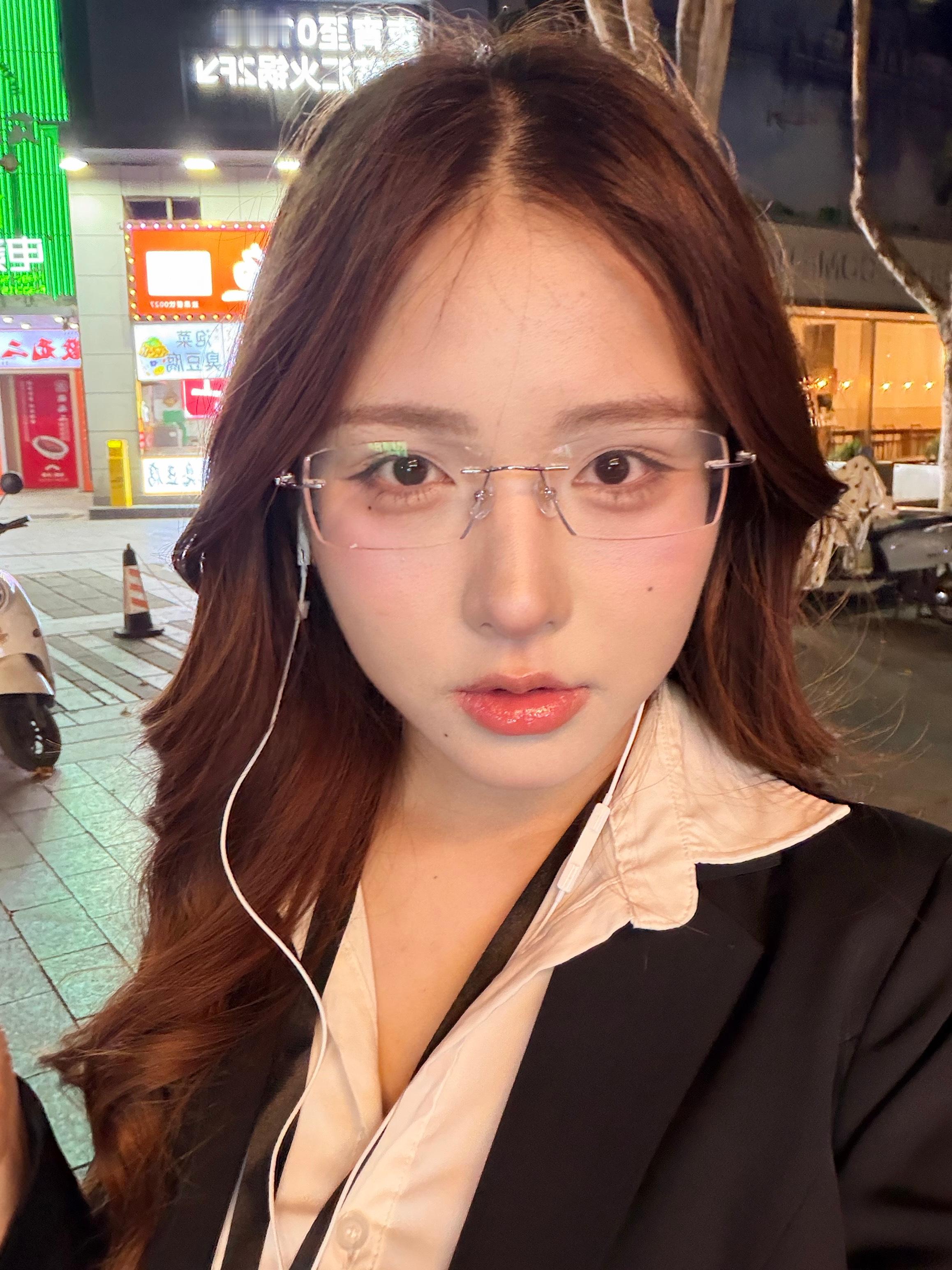 下面三张都是原相机无美颜无滤镜第一张带了美瞳第二张没带美瞳带了近视眼镜第三张是什