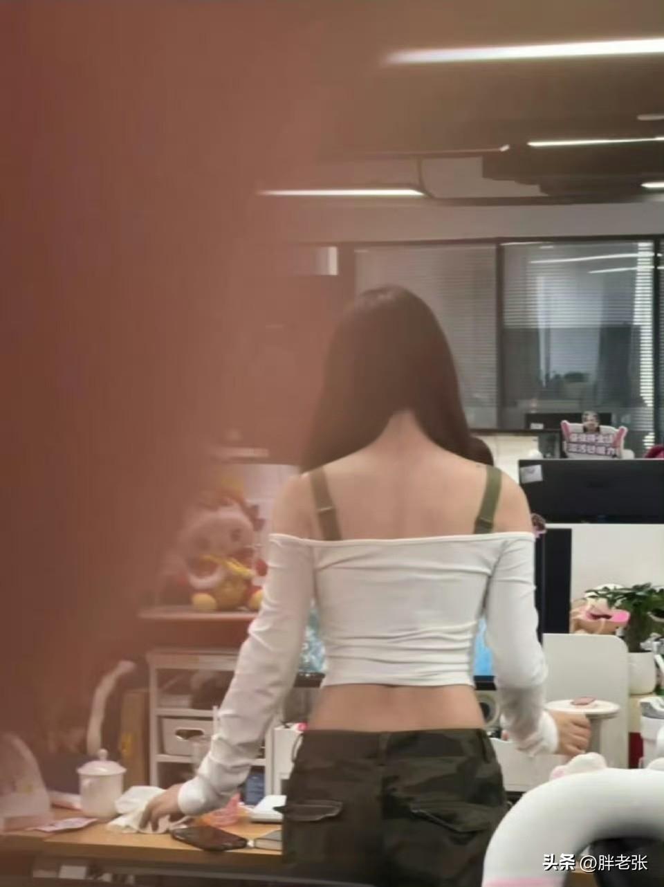 现在的小姑娘真的太敢穿了，自己不尴尬尴尬的就是别人！
这衣服穿在身上真的好看吗？