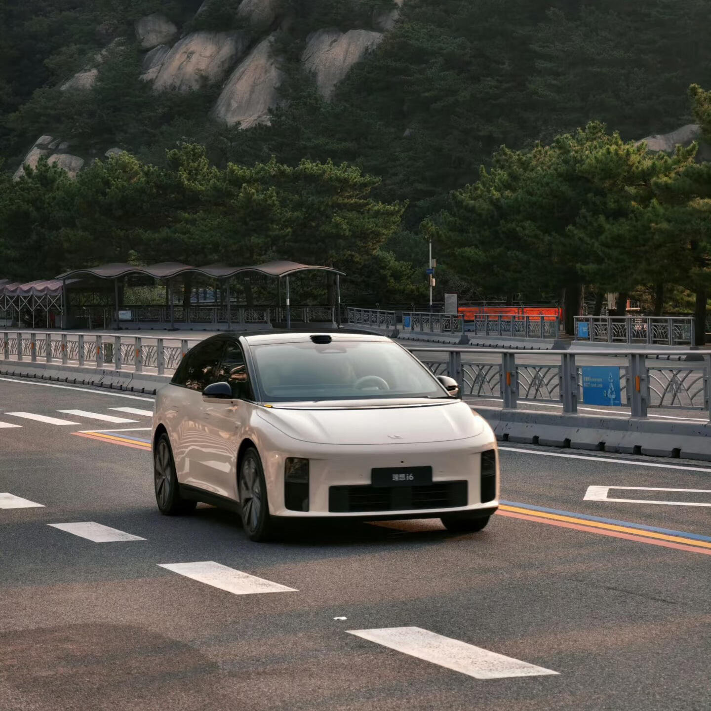 理想的首款纯电SUV-i6，轴距有3米，空间应该不小。支持5C超充，补能很快，适
