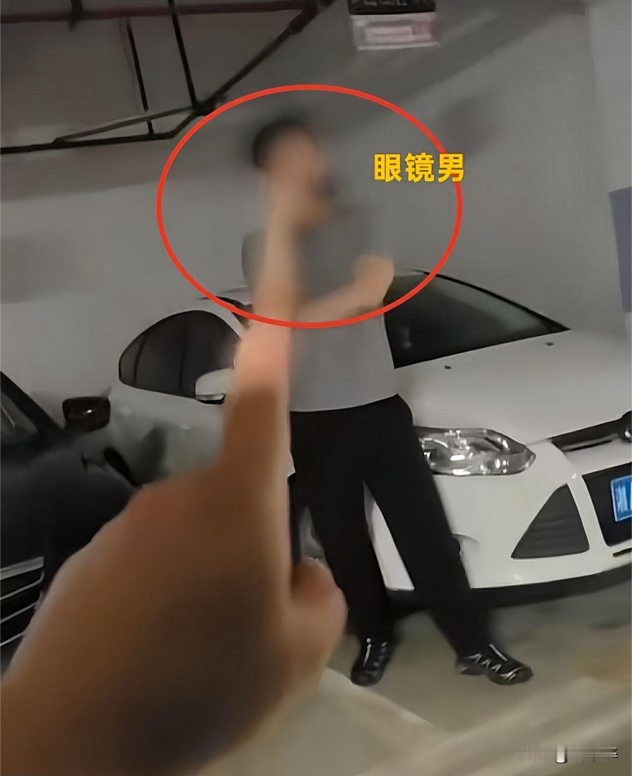 特权作风不能只罚一人，纵容霸凌者理当依规处理！
彭某某停职核查只是第一步，到场开