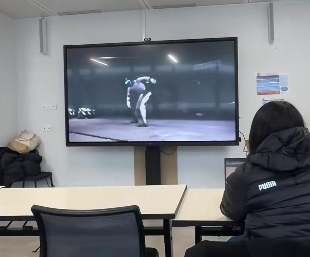 哈哈哈哈哈，我要笑喷了，春晚的机器人在国外火的一塌糊涂！随处可见！

最近留学生