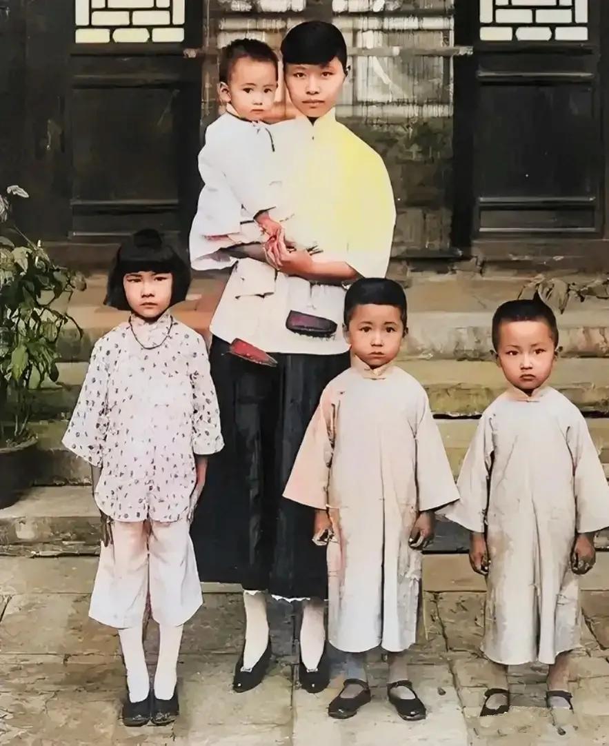 她是林徽因父亲林长民的小老婆程桂林，深受林长民的喜爱。

照片中，程桂林长得十分