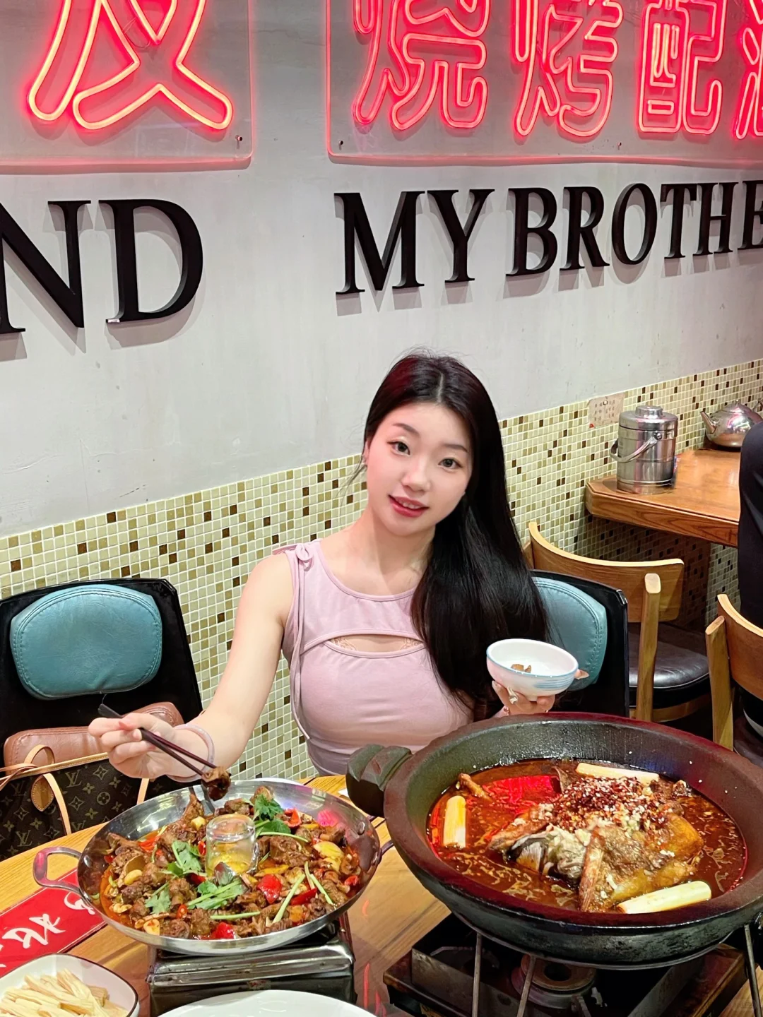 不愧是本地人扎堆的地方…就为这口石头锅鱼！