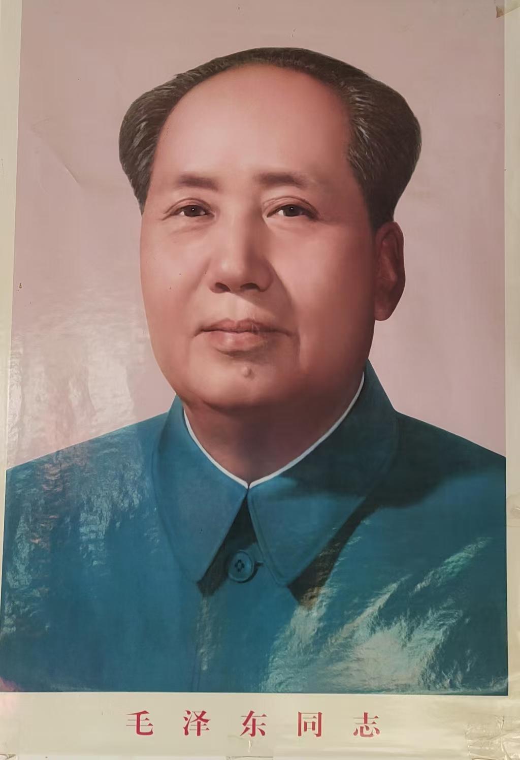 七律·纪念伟人毛泽东


日出韶山扫冷空，百年华夏建奇功。
一星方照江山亮，四化