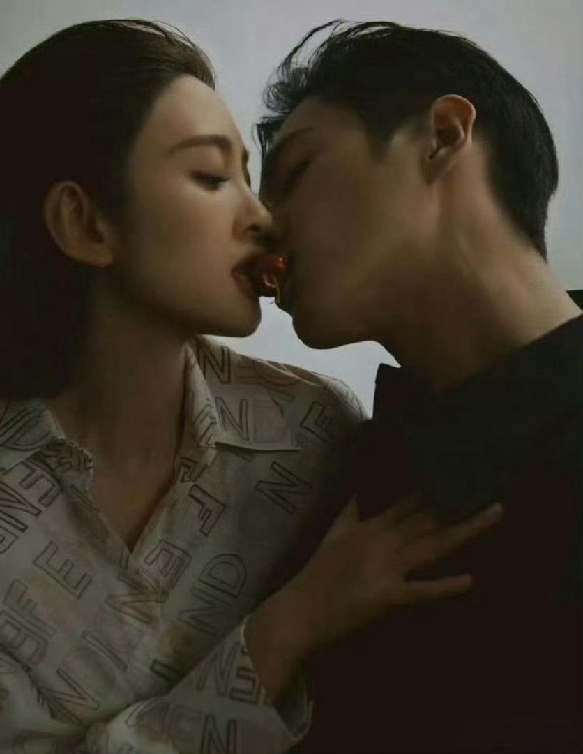 张若昀的手好大，唐艺昕的腰好细，这夫妻俩绝了！ ​​​