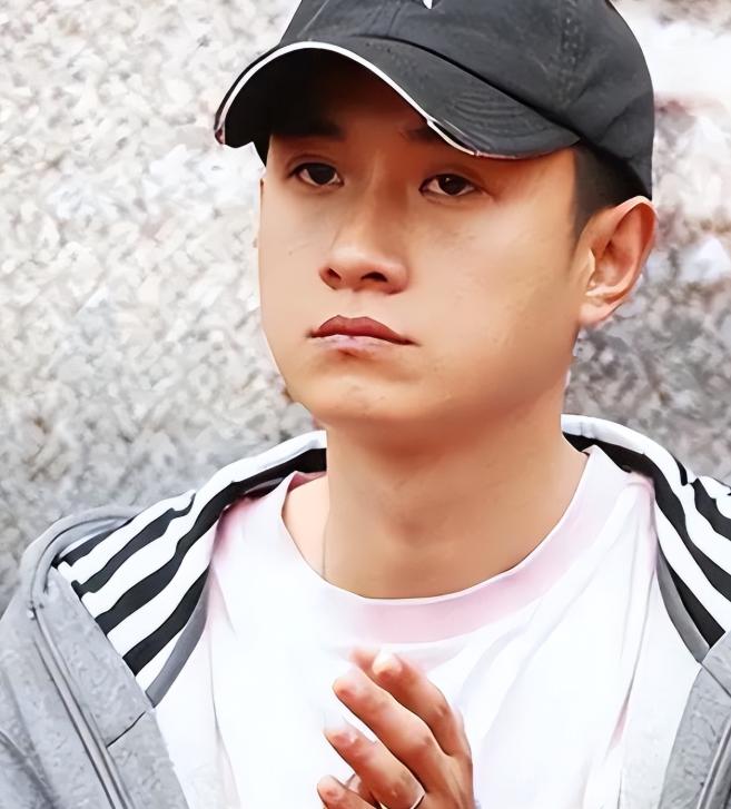 星爷盛赞的 “文爷”，42 岁竟当面馆老板？女儿晒照力挺，生意爆到离谱！

  