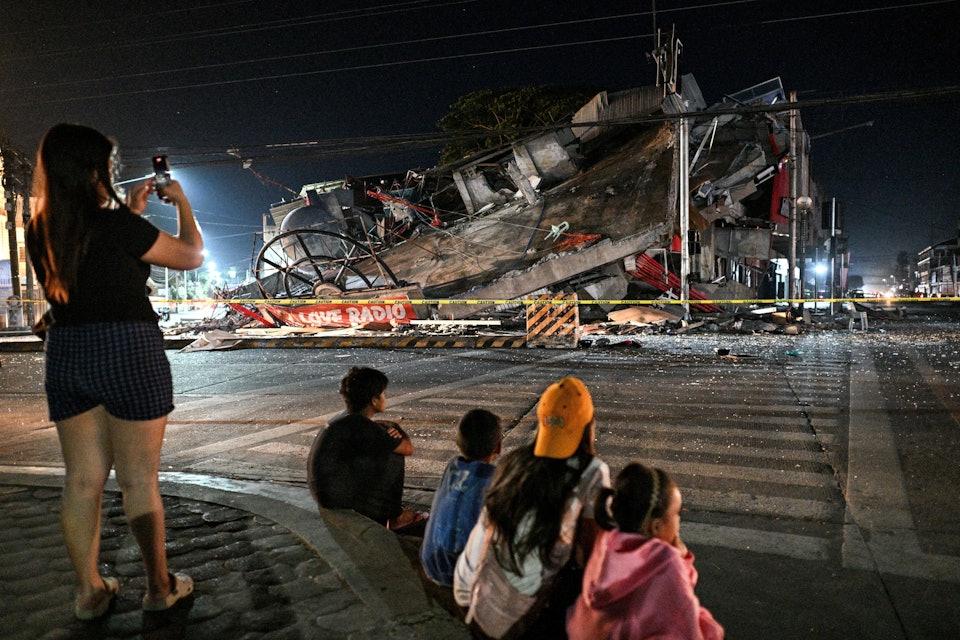 ，当地建筑物倒塌，数万人流离失所。

地震发生在当地时间上午7时37分。根据美国