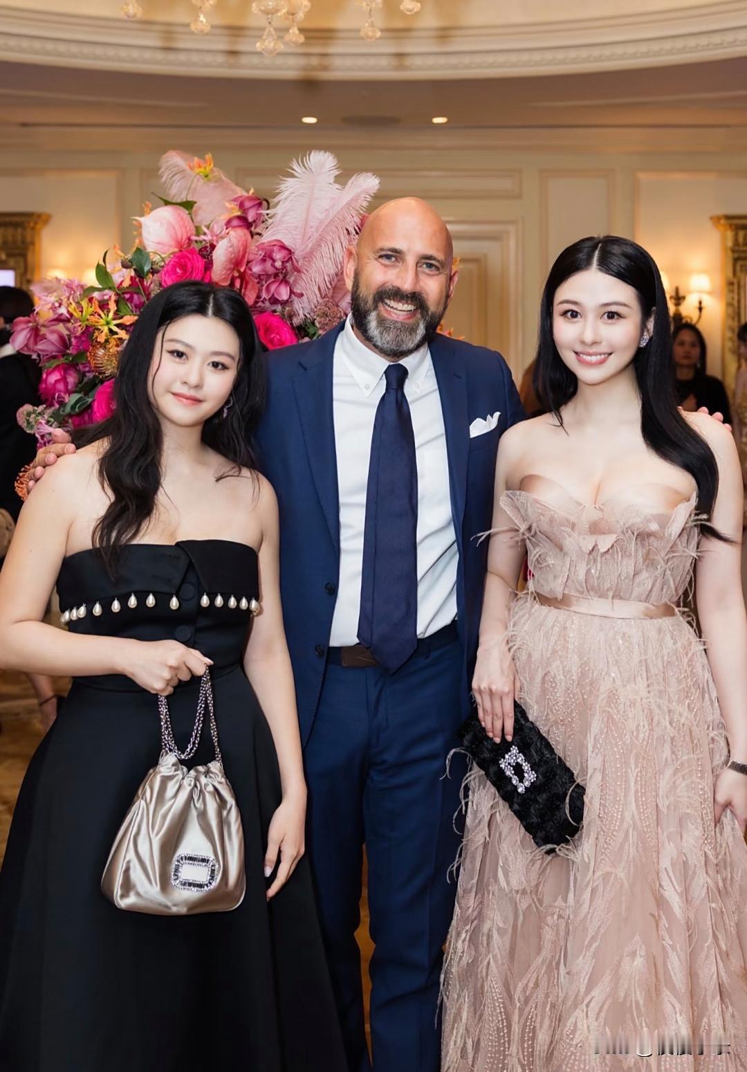 邱淑贞大女儿沈月和二女儿沈日参加时尚活动，姐妹俩的颜值都很一般，远不如妈妈漂亮。