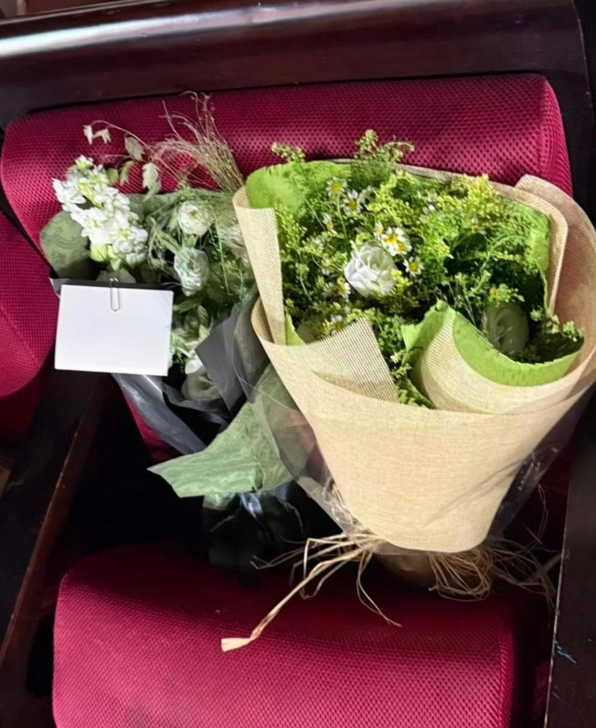 李昀锐为去世粉丝预留座位，追星最动人的，莫过于被郑重记住的那份双向温柔。粉丝带着