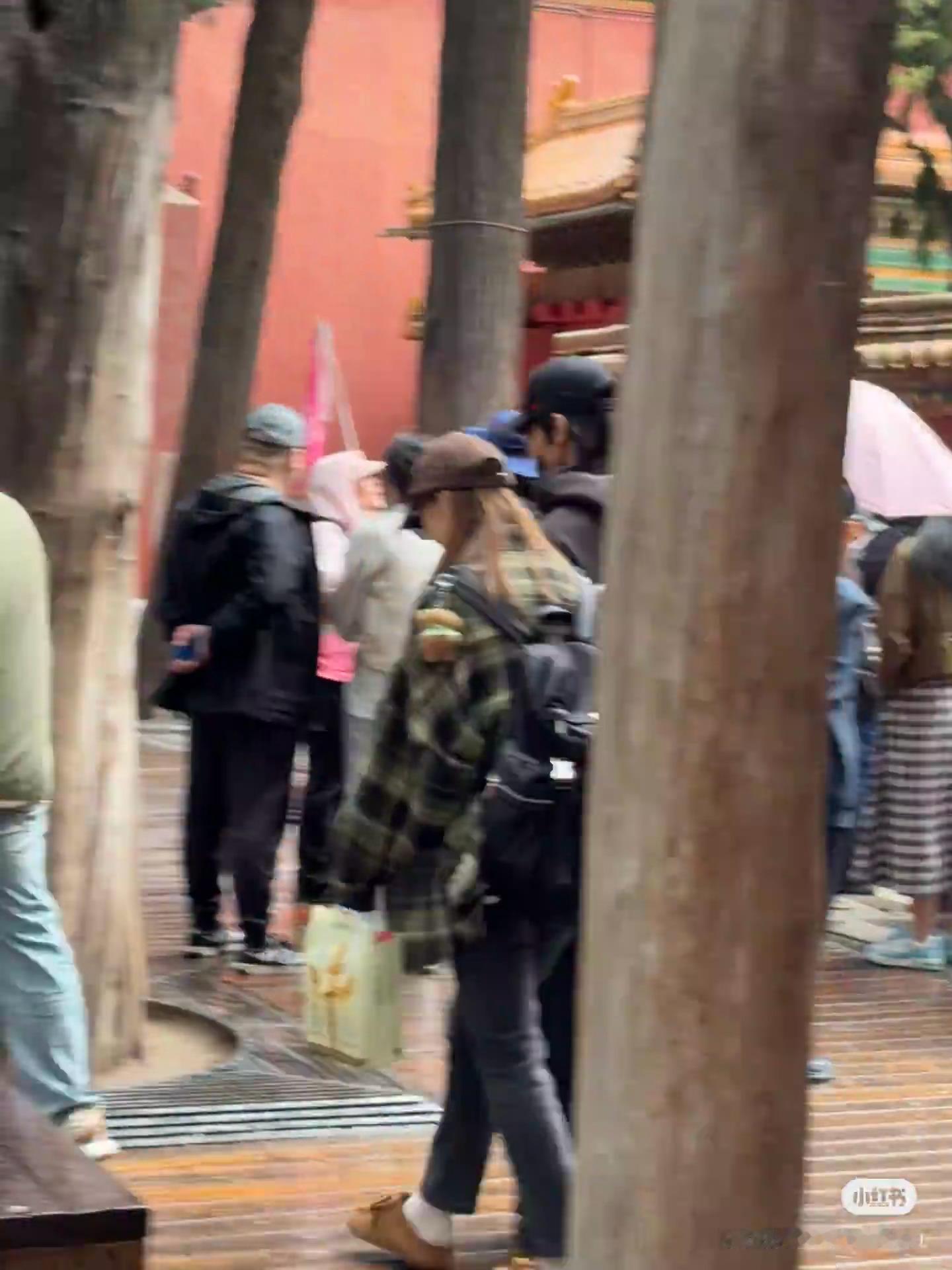 偶遇张泽禹去故宫博物院网友在故宫博物院偶遇张泽禹了，深色休闲装棒球帽私服也是帅帅